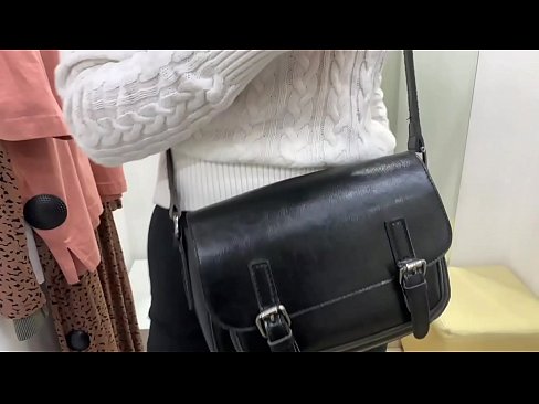❤️ Ëffentlech Masturbatioun vu jonke Bitch FeralBerry mat engem Dildo am Fittingsraum ❤️❌ Russesch Porno bei eis ❌❤